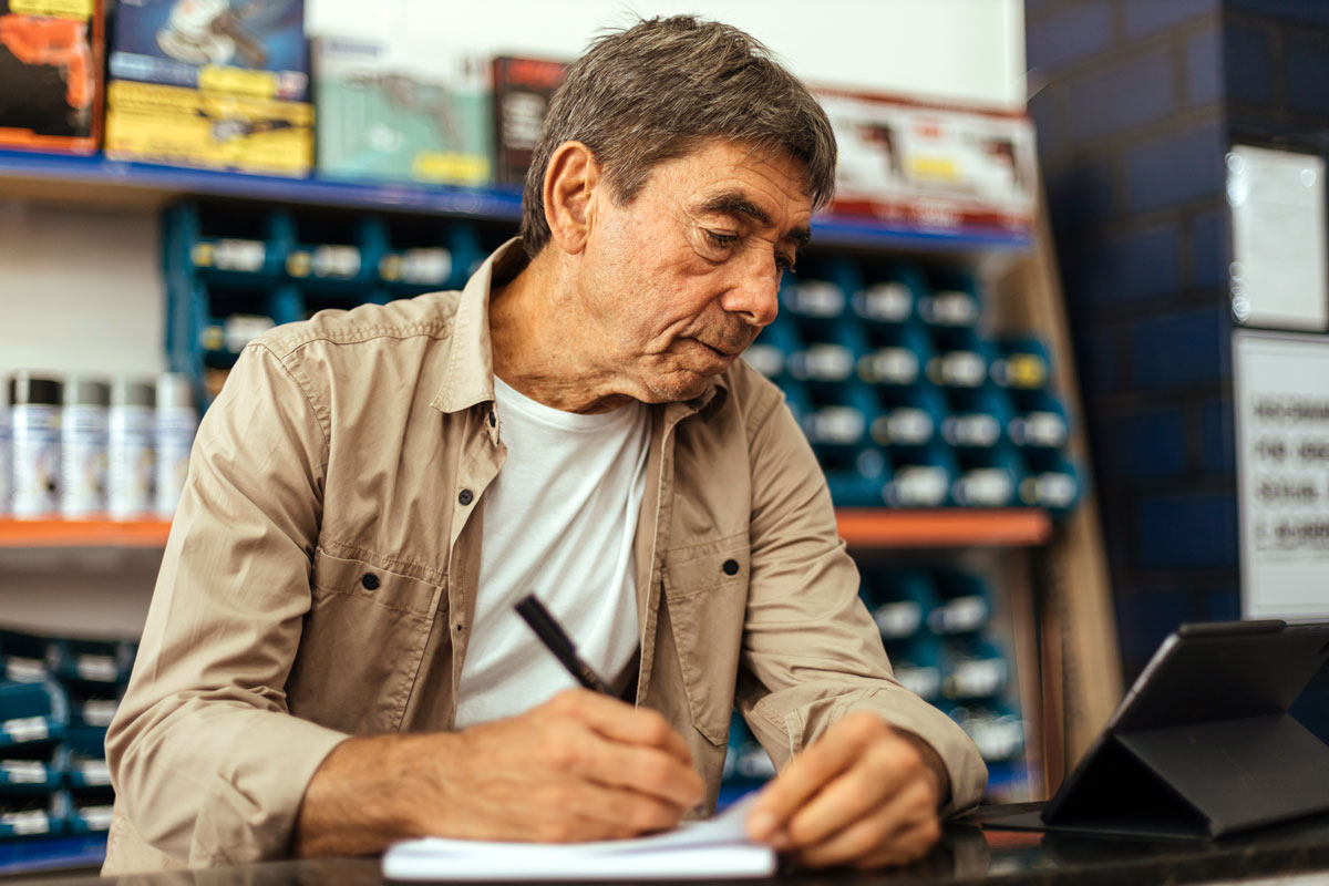 Właściciel małej firmy planujący rozwój i finansowanie biznesu niszowego